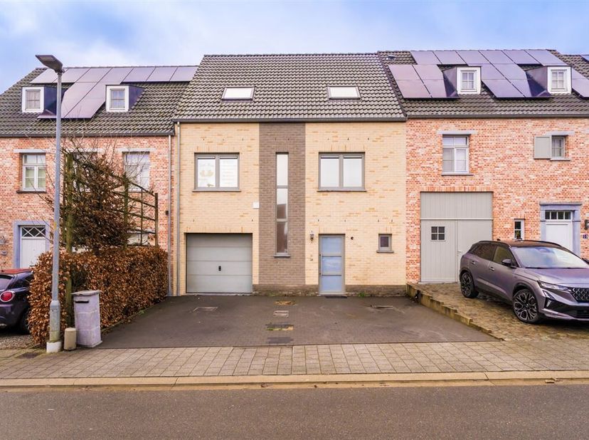 Recente gezinswoning (2009) in een rustige, residentiële wijk op toplocatie in Putte<br />
Deze recente en licht op te frissen woning uit 2009 is gele