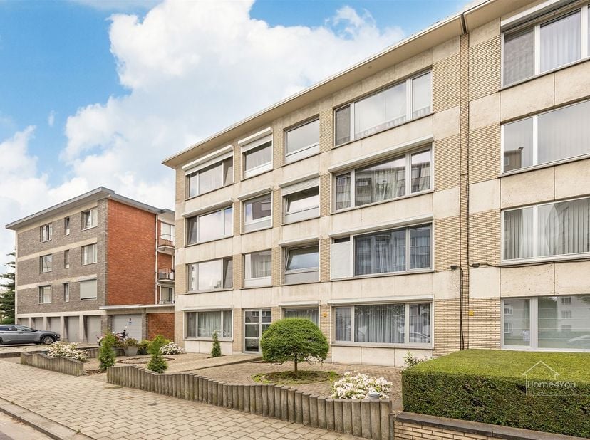 Chase :<br />
<br />
Description<br />
DEURNE | APPARTEMENT PRET A ETRE EMMENAGE AVEC TROIS CHAMBRES A COUCHER, DRESSING, TERRASSE, GARAGE ET CAVE