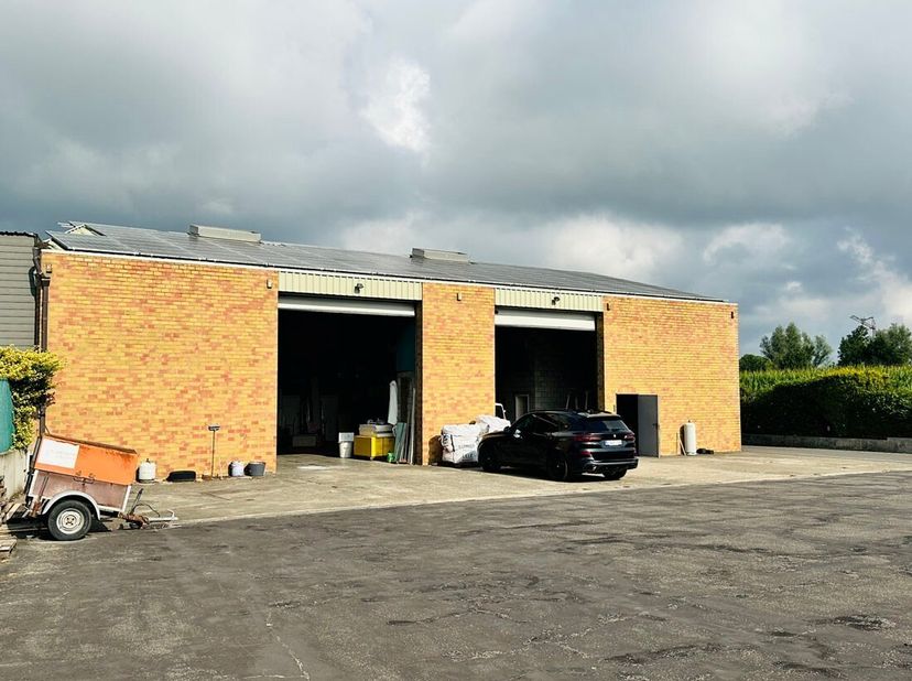 Ruim magazijn met kantoren met veel potentieel te Kuringen.<br />
Dit vergund pand heeft maar liefst een oppervlakte van +/- 490m²(volgens EPC) en bie