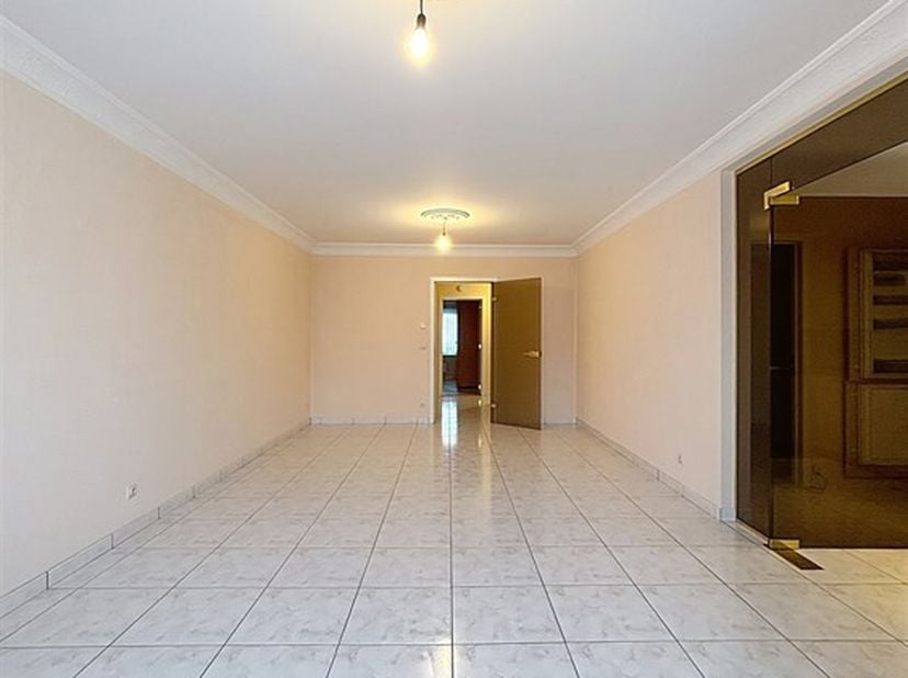 In de Haverstraat in Oostende, op slechts 1 km van het strand, bevindt zich dit ruime gelijkvloerse appartement met twee slaapkamers. Dankzij de centr