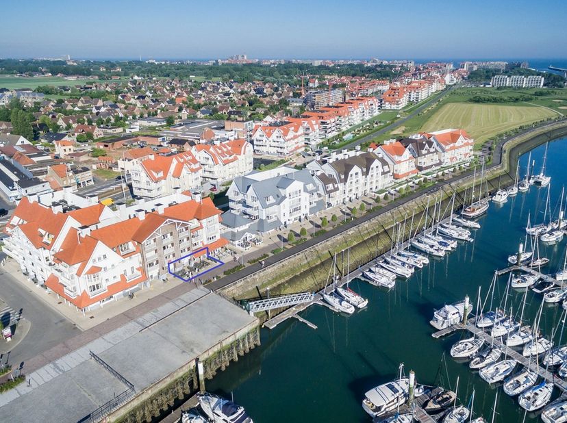 Ontdek dit uitzonderlijk handelspand aan de jachthaven, strategisch gelegen aan het begin van de promenade tussen Nieuwpoort-Bad en Nieuwpoort-Stad. D