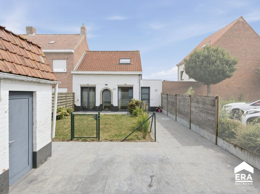 Deze woning gerenoveerd in 2012 biedt een aangename woonomgeving nabij openbaar vervoer. Dankzij de rustige ligging geniet u van privacy en comfort. H