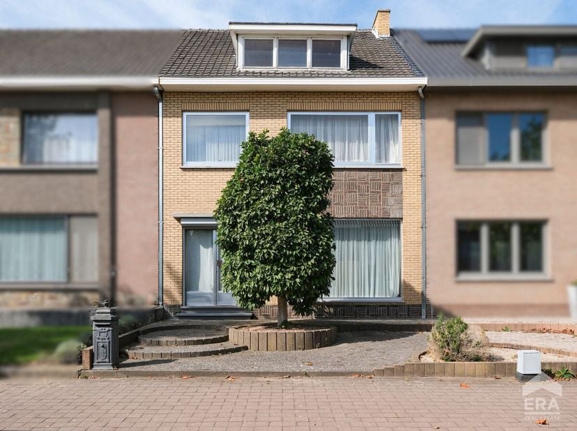[[ DIT PAND NEEMT DEEL AAN DE ERA OPEN HUIZEN DAG OP 19/9 VAN 9:30 TOT 10:30 ]] In een rustige straat net buiten het centrum van Bilzen, geniet deze w