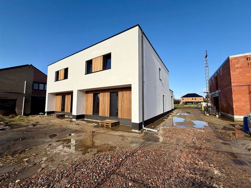 Op een toplocatie in het centrum van Maasmechelen is momenteel nog één stijlvolle halfopen casco nieuwbouwwoning beschikbaar (rechterzijde).<br />
Gel