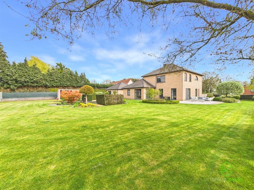 + Als u op onze eigen website (www.empresaconsult.be) naar deze woning doorklikt, vindt u alle info en een volledige 360° impressie! +<br />
In het ce