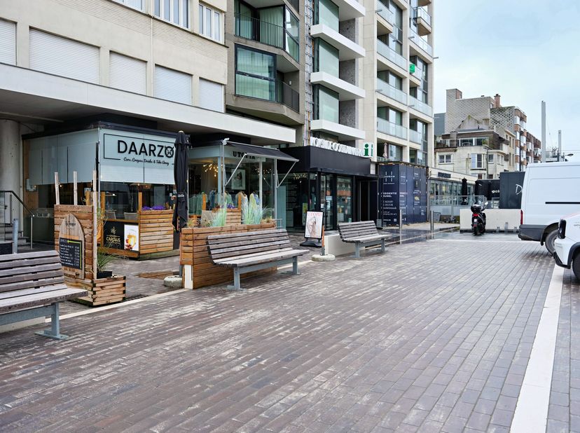 Modern nieuwbouw kantoor (181 m²) te huur op topligging te Oostduinkerke<br />
Dit vastgoed is gelegen op het bruisende Astridplein en biedt bijzonder
