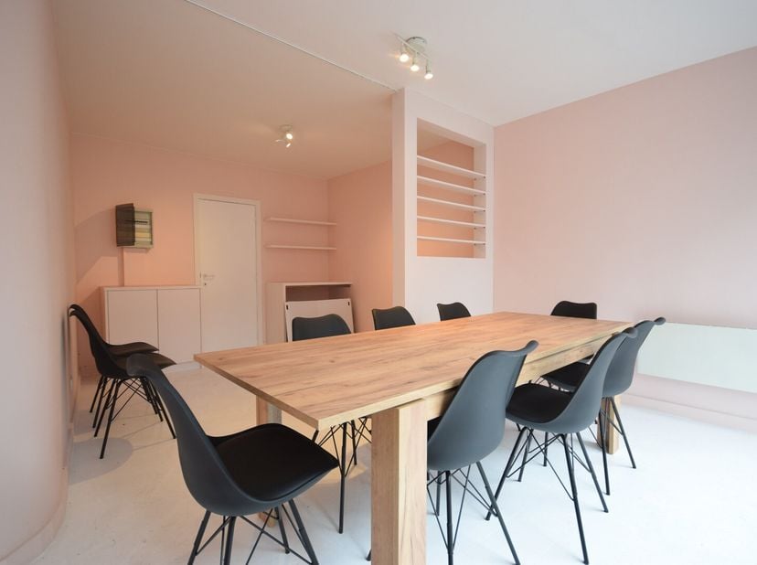 RUMBEEKSESTEENWEG 4<br />
8800 ROESELARE<br />
Kleine winkelruimte ideaal voor kantoorruimte,.... gelegen tegen het stadscentrum met vlotte uitvalsweg