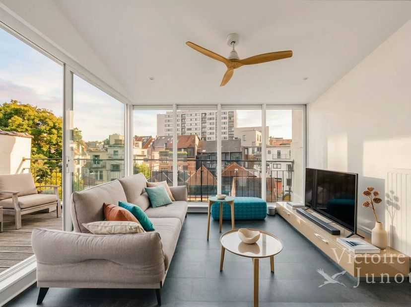 Zeer mooi en charmant appartement met veel lichtinval, ideaal gelegen in een herenwoning naar het ontwerp van Gustave Strauven, tussen de Louizalaan e