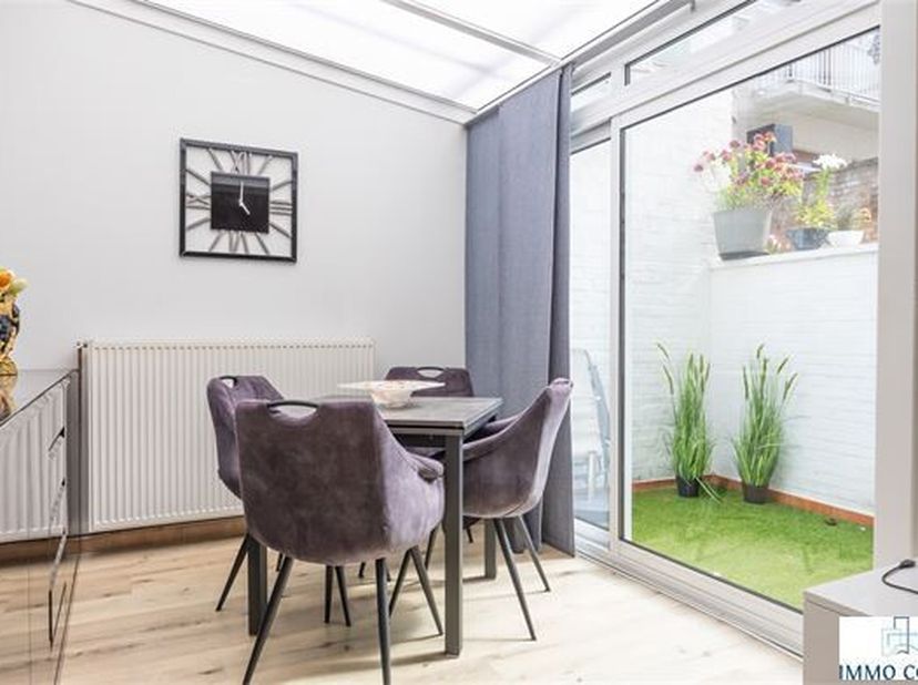 Appartement au rez-de-chaussée situé à l'arrière de la résidence St Raphaël. Il comprend une entrée avec débarras, un séjour, une cuisine, une salle d
