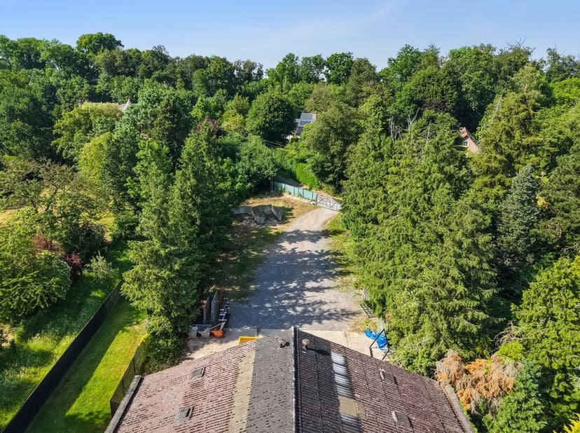 Dit multifunctionele bedrijfsgebouw van ongeveer 1.145 m², gelegen op een perceel van 28a79ca aan de Kruissteenweg 201 in Tongeren, presenteert zich a