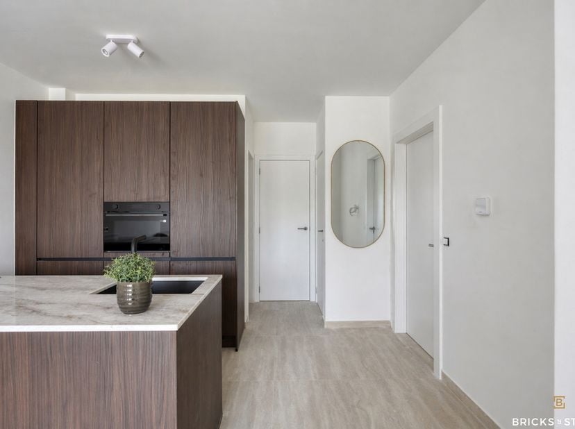 Dit volledig bemeubeld, energiezuinig nieuwbouw appartement met twee ruime slaapkamers.<br />
Aangename en lichtrijke leefruimte dankzij de grote raam