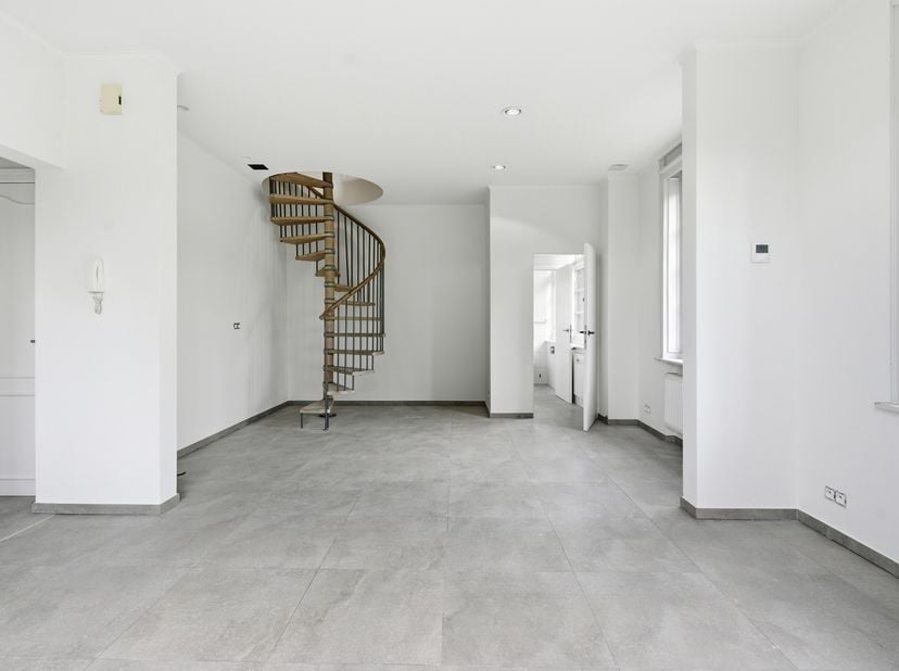 Gezellig duplexappartement gelegen in de Spoorbermstraat 15 te Kortrijk. Het appartement beschikt over een lichtrijke leefruimte met open keuken, waar