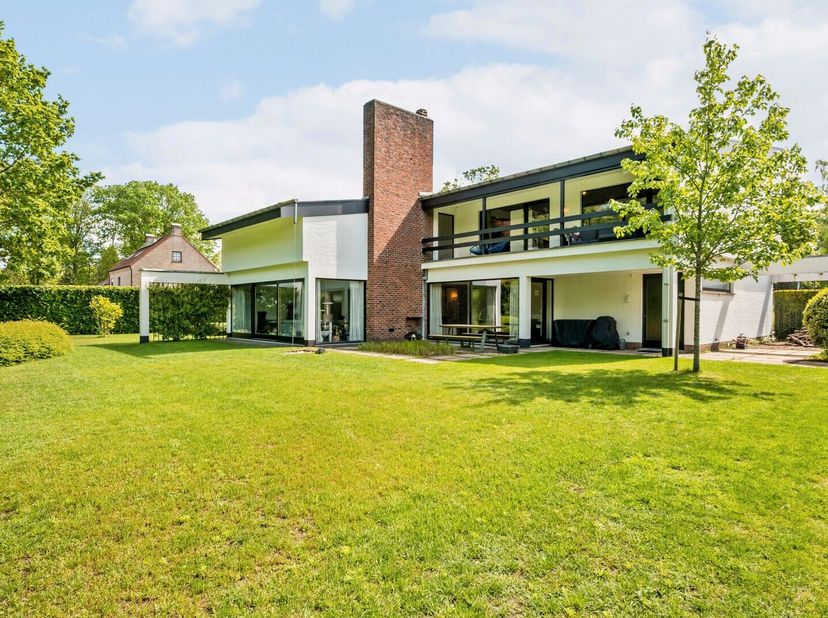 Architecturale topwoning van de hand van architect Louis Ghysebrechts, bekend van onder meer het Administratief Centrum en de Grenslandhallen in Hasse