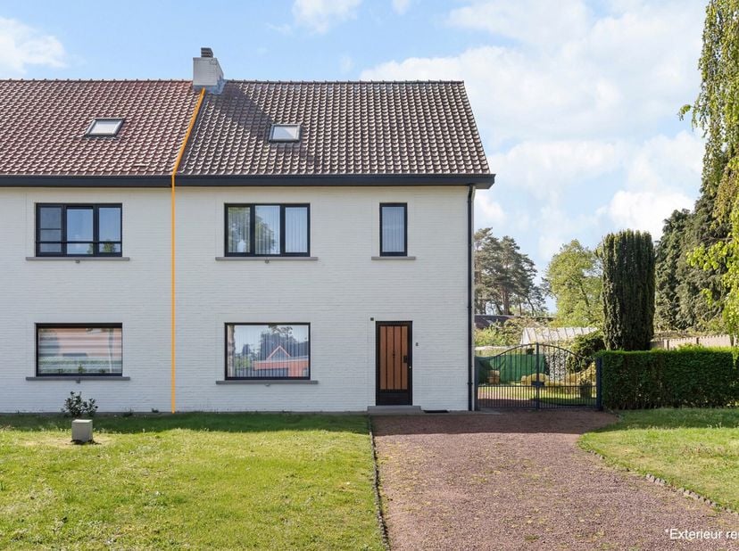 Voor meer info en fotos, surf naar www.swevers.be  Deze halfopen woning aan de Jan Mathijs Winterslaan 6 in Genk biedt een interessante kans voor wie