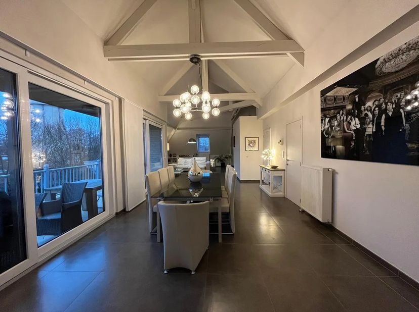 Ontdek deze uitzonderlijk ruime en instapklare penthouse met 2 slaapkamers en 2 badkamers, gelegen in een rustige en verzorgde residentie op wandelafs