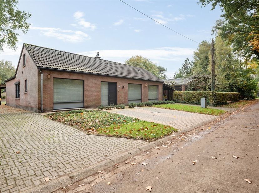 Maison de plain-pied avec 3 chambres sur 848m², prête à être emménagée<br />
Cette maison date de 1973, a été modernisée au fil des ans et est en exce