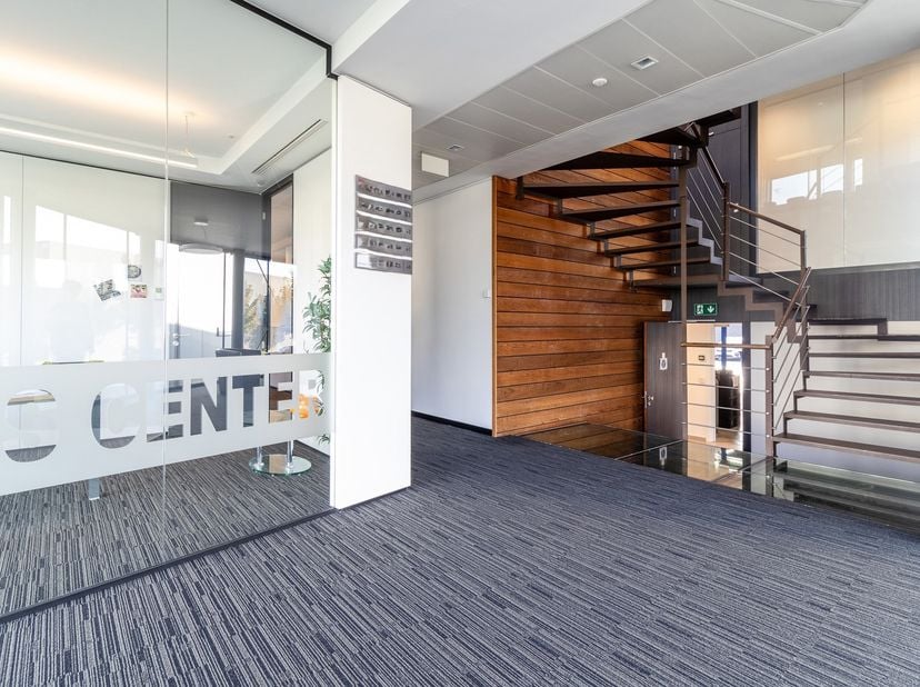 UNIQUE dans le ZI Sud de NIvelles - 4 Bureaux privatifs de standing "all-in" + stock (22m²)<br />
Dans un cadre calme, bâtiment récent et de standing.