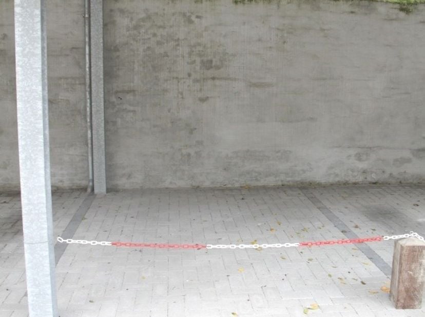 Carport nr. 3 in centrum van Staden gelegen achter nieuwbouwresidentie I-10.  Vooraan wordt de toegang 's avonds afgesloten dmv poort met automatische
