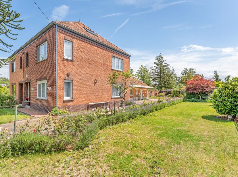 Bent u op zoek naar een woning met tal van mogelijkheden op een uitzonderlijke locatie? Dan bent u hier aan het juiste adres. Deze woning bevindt zich
