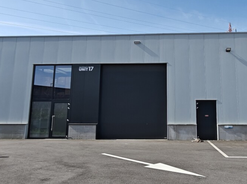 Magazijnruimte met een oppervlakte van 467m² te huur, strategisch gelegen aan de Halfstraat 5 in Aartselaar. Deze functionele unit bevindt zich op een