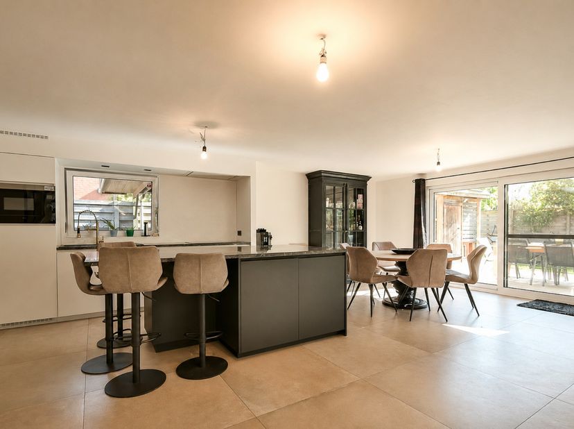 Welkom in de Bremdreef 122, een alleenstaande gerenoveerde woning, idyllisch gelegen in het bosrijke gebied aan het prachtige Bulskampveld in Wingene.