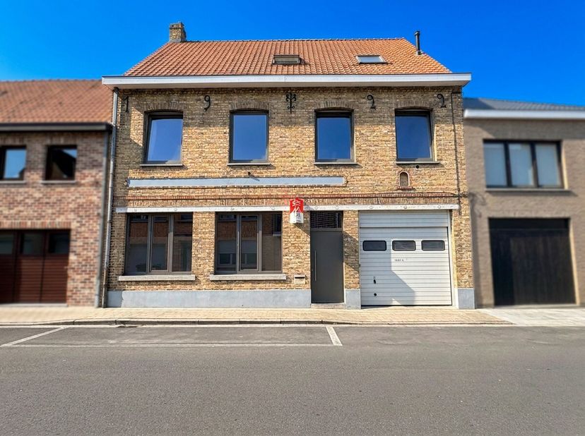 Elverdinge - Ruime woning met 5 slaapkamers en garage.Vlakbij het centrum van Elverdinge bevindt zich deze ruime woning met maar liefst 5 slaapkamers