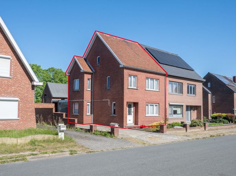 RUSTIG GELEGEN TE RENOVEREN WONING (HALFOPEN BEBOUWING) -<br />
Ruime te renoveren woning in rustige straat (halfopen bebouwing), op een perceel grond