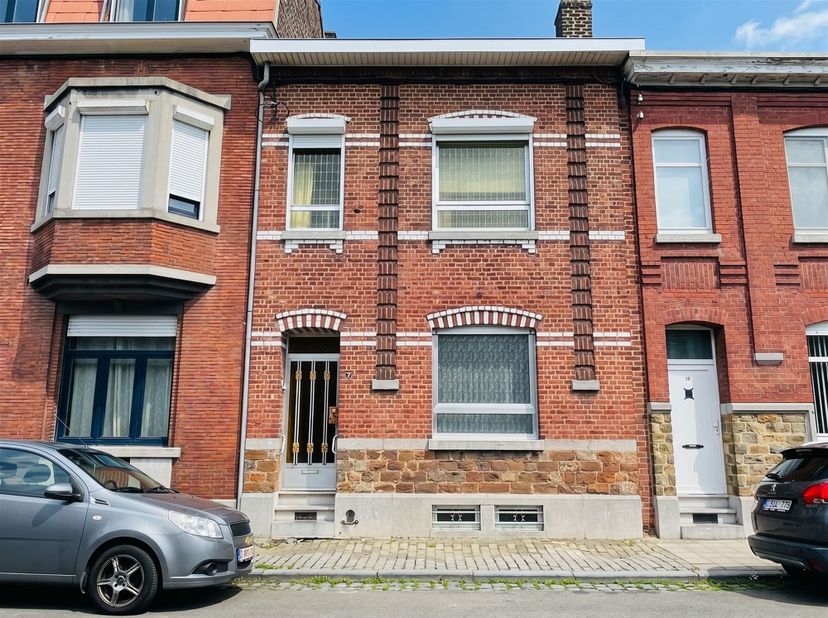 ***** OPTION *****<br />
<br />
Au coeur de Grivegnée, une maison familiale idéalement située dans une rue résidentielle qui reste proche des axes d