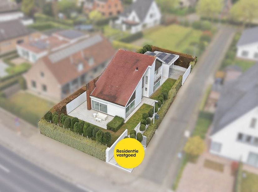 Op een centrale en vlot bereikbare ligging in Sint-Michiels met alle dagdagelijkse voorzieningen binnen handbereik, vindt u deze ruime en karaktervoll