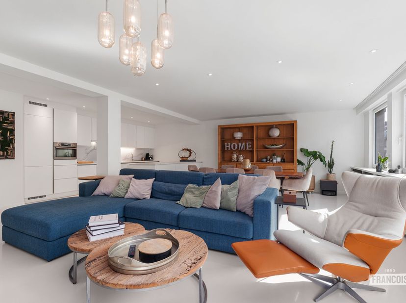 Ce appartement entièrement rénové est situé à proximité du centre dOstende. Le bien bénéficie dune finition soignée et dun agréable ensoleillement tou