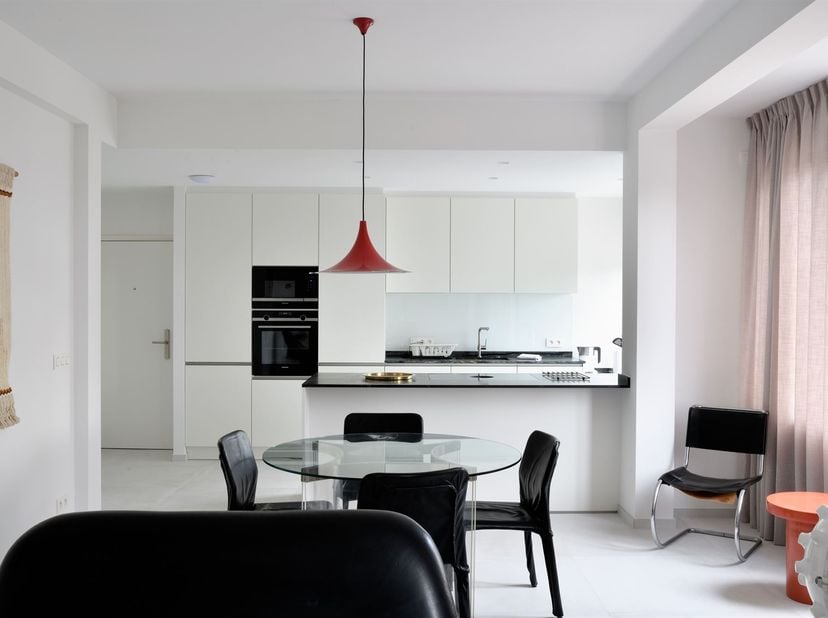 Ce magnifique appartement deux chambres, situé Avenue de la Forêt 1 à Ixelles, propose un cadre de vie de qualité au sein d’un immeuble moderne. Il se