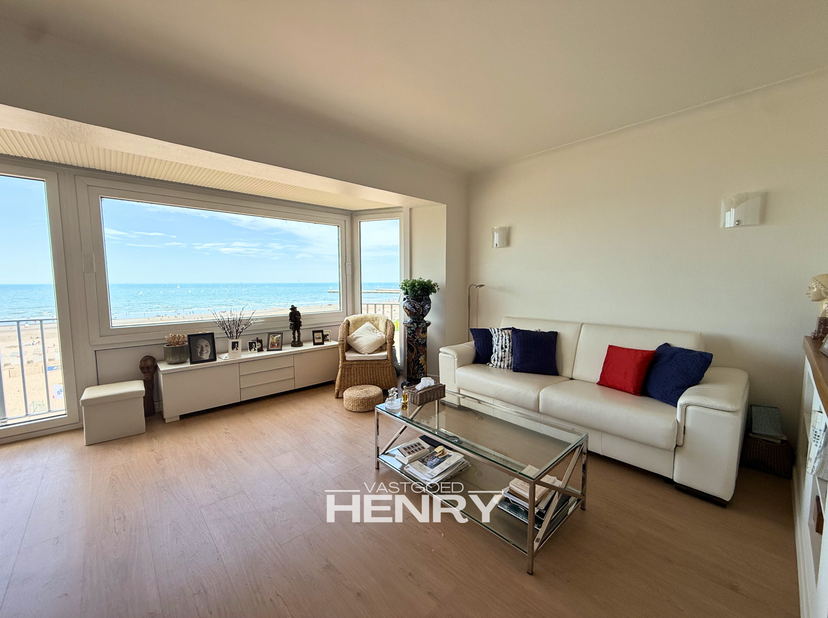 Genieten op de zeedijk van Nieuwpoort, Waar de horizon nooit hetzelfde is…<br />
Op een uitzonderlijke ligging op de zeedijk van Nieuwpoort, met een p
