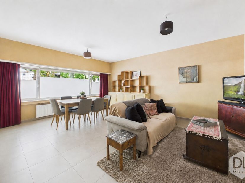 Groot appartement met garage gelegen op de begane grond van een gebouw in het hart van de stad!<br />
Samenstelling:<br />
Een inkomhal, een ruime woo