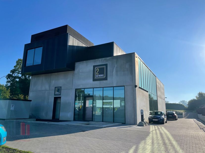 Espace de bureaux de 364 m², idéalement situé et immédiatement exploitable, à louer dans un emplacement stratégique à Ternat, à seulement 1 minute des