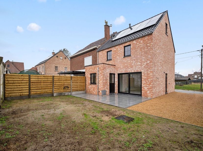 Deze nieuwbouw is gelegen in Zoutleeuw en is een prachtige halfopen bebouwing. De woning is gebouwd in 2025 en heeft een bewoonbare oppervlakte van ci