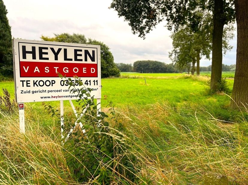 Bouwgrond geschikt voor een open bebouwing met een oppervlakte van meer dan 600 m² gelegen te Sint-Lenaarts<br />
Ligging: Landelijk gelegen op een st