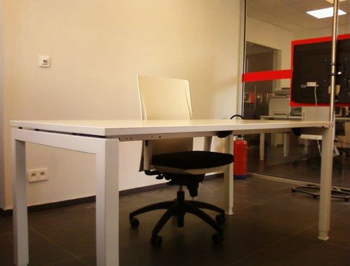                                         Bureaux à louer à Sint-Niklaas, € 815
