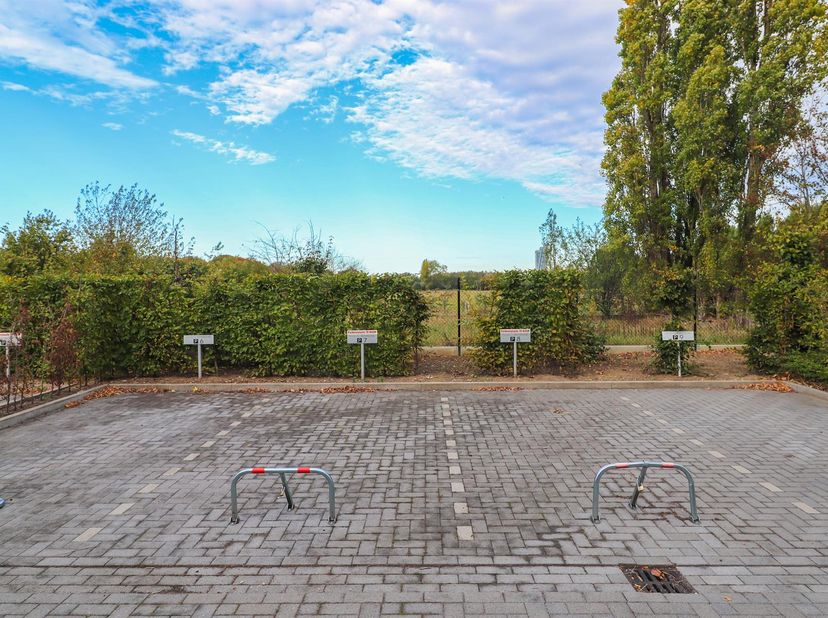 Aanvragen via website www.immodavinci.be<br />
Autostandplaats te huur.<br />
Zeer goed gelegen nabij het Technologiepark, de Sterre en de belangrijke
