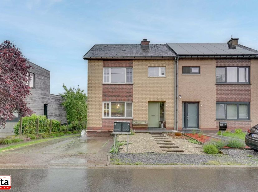 Cette maison multifamiliale est située dans la région calme de Velm, près des centres de Sint-Truiden, Gingelom, Landen et de l'entrée de l'E40.<br />