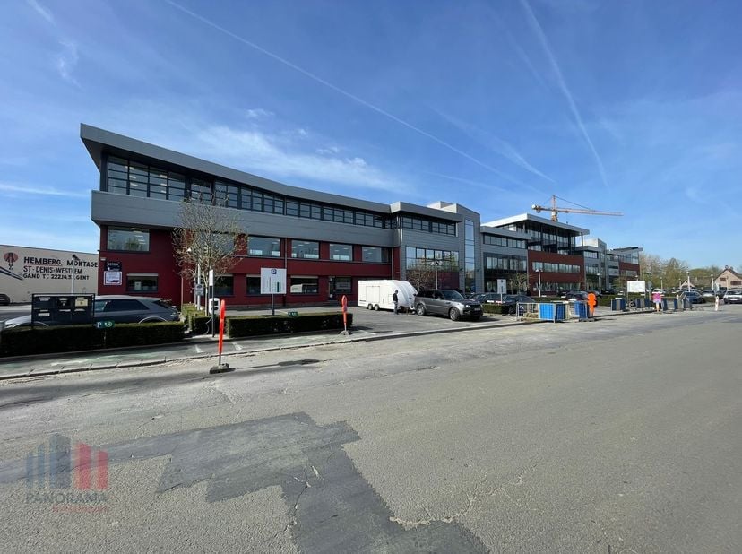 Instapklare kantoorruimte met een totale oppervlakte van 160 m² te huur. Deze aantrekkelijke ruimte is uitstekend gelegen vlak naast de E40 en op slec