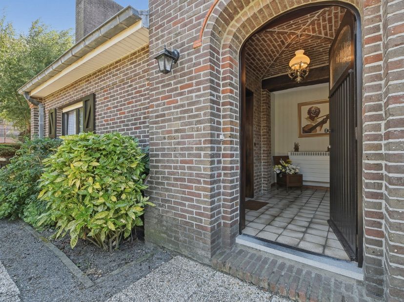 Gelegen in de gegeerde villawijk Noordhoek in De Haan bevindt zich deze vrijstaande villa op een mooi perceel van 765 m². Met een bewoonbare oppervlak