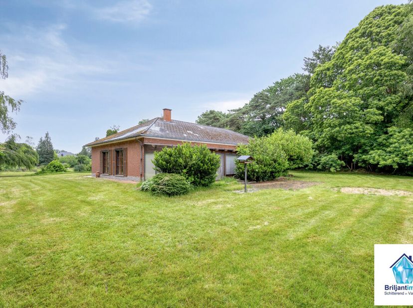 In een groene, rustige omgeving nabij het dorpscentrum van Elewijt bevindt zich dit landhuis uit 1974, gelegen op een uitzonderlijk groot perceel van