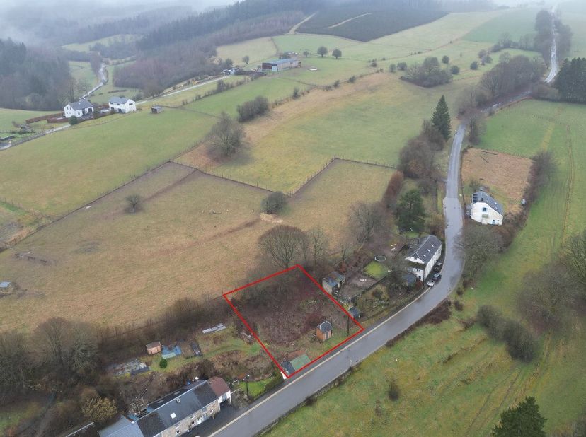 ERA B-LUX stelt deze bouwgrond van 6,52 are voor, gelegen in het rustige dorp Martilly, omringd door velden en bossen. Een bijzonder rustige locatie,