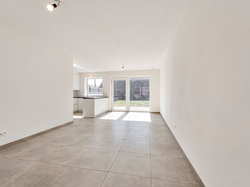 Woning met 2 slaapkamers in Bissegem te huur!<br />
We komen binnen langs de inkomhal voorzien van een gastentoilet. We gaan verder naar de leefruimte