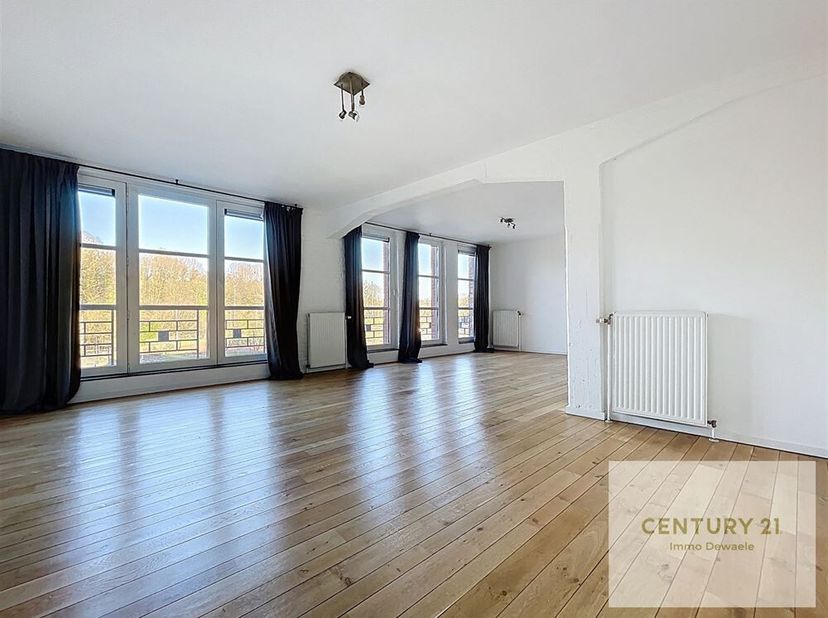 Ideaal gelegen in het centrum van ITTRE (supermarkt, communicatie, ...), zal dit appartement je verleiden met zijn oppervlakte, het uitzicht over het
