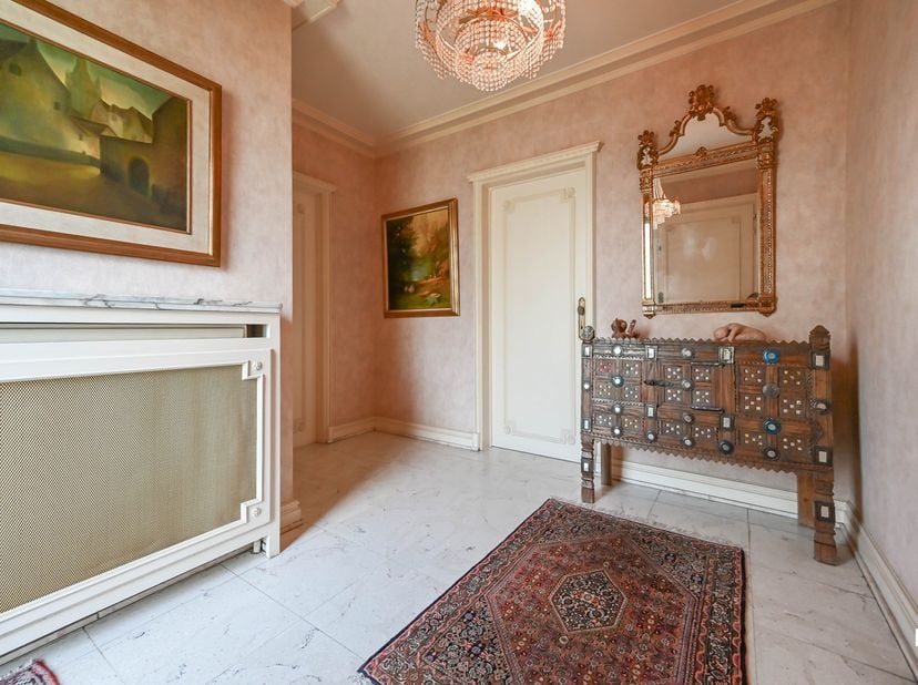 Ontdek deze charmante villa uit 1969 met een bewoonbare oppervlakte van ca. 237 m² (volgens EPC-attest), gelegen op een mooi perceel van 756 m². De wo