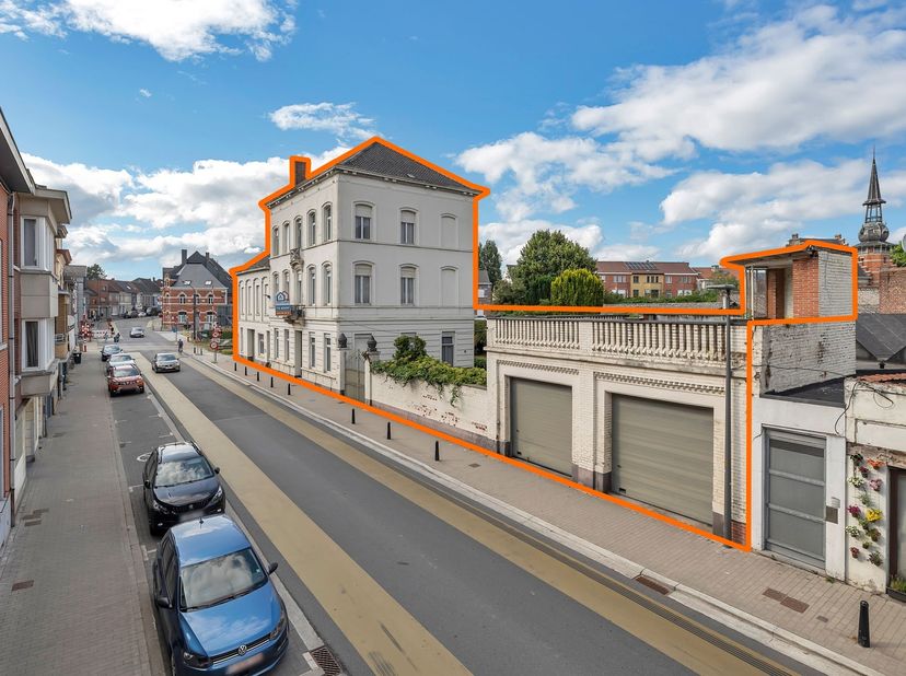 Voor meer info of een bezoek, bel 054 69 39 31 - Op een toplocatie in Ninove bevindt zich deze ruime herenwoning met tal van mogelijkheden. De woning,