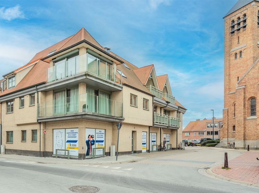 Ce spacieux immeuble commercial de 229 m² situé sur la Oudstrijdersplein 15 à Middelkerke offre des possibilités infinies aux entrepreneurs. <br />
G