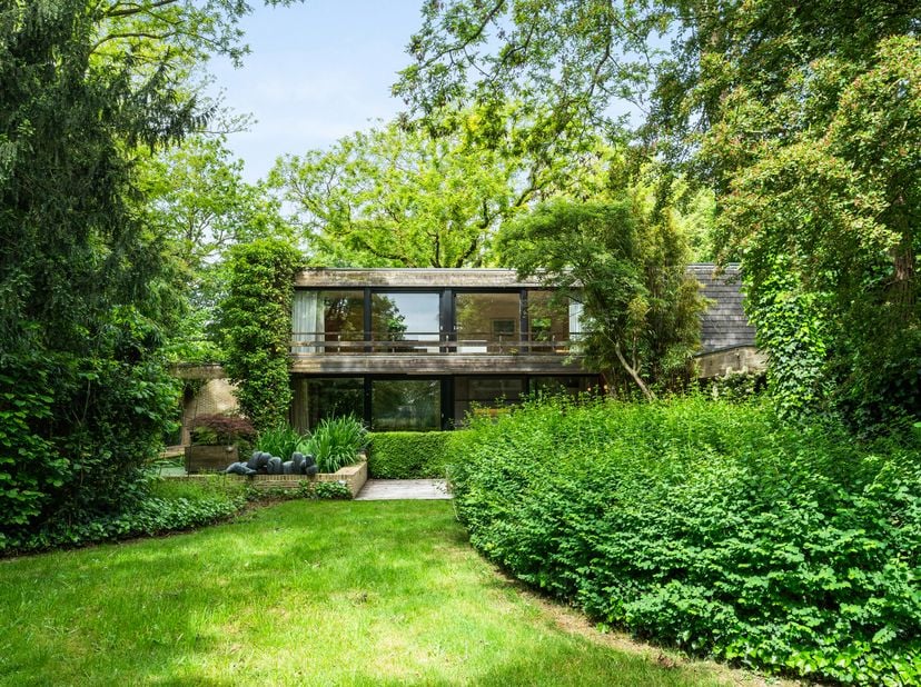 Architecturale villa naar het ontwerp van de Brugse architect Arthur Degeyter — een woning waarin architectuur niet enkel draait om vorm, maar vooral