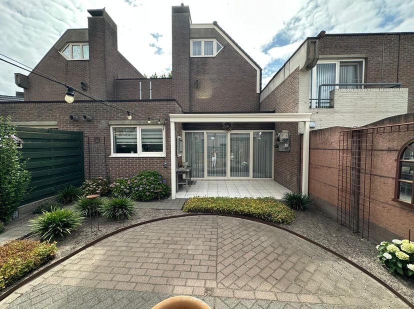 Bent u op zoek naar een gezellige woning op een toplocatie?<br />
Deze mooie eengezinswoning ligt in het centrum van Hamont, op wandelafstand van wink